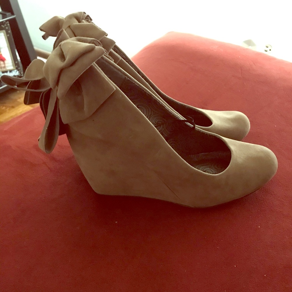 High wedge heels pumps